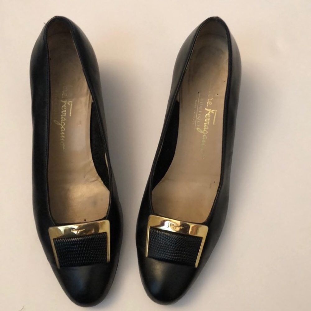 - Salvatore Ferragamo Black Pumps Preowned VTG size 7